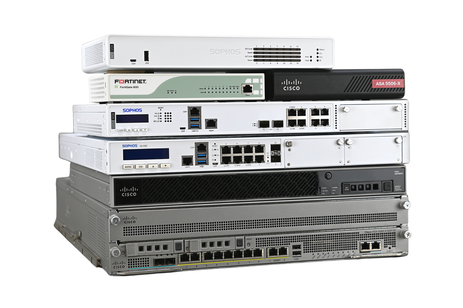 Gestapelte Netzwerkgeräte von Cisco, Sophos und Fortinet als Beispiel für professionelle Unternehmenshardware